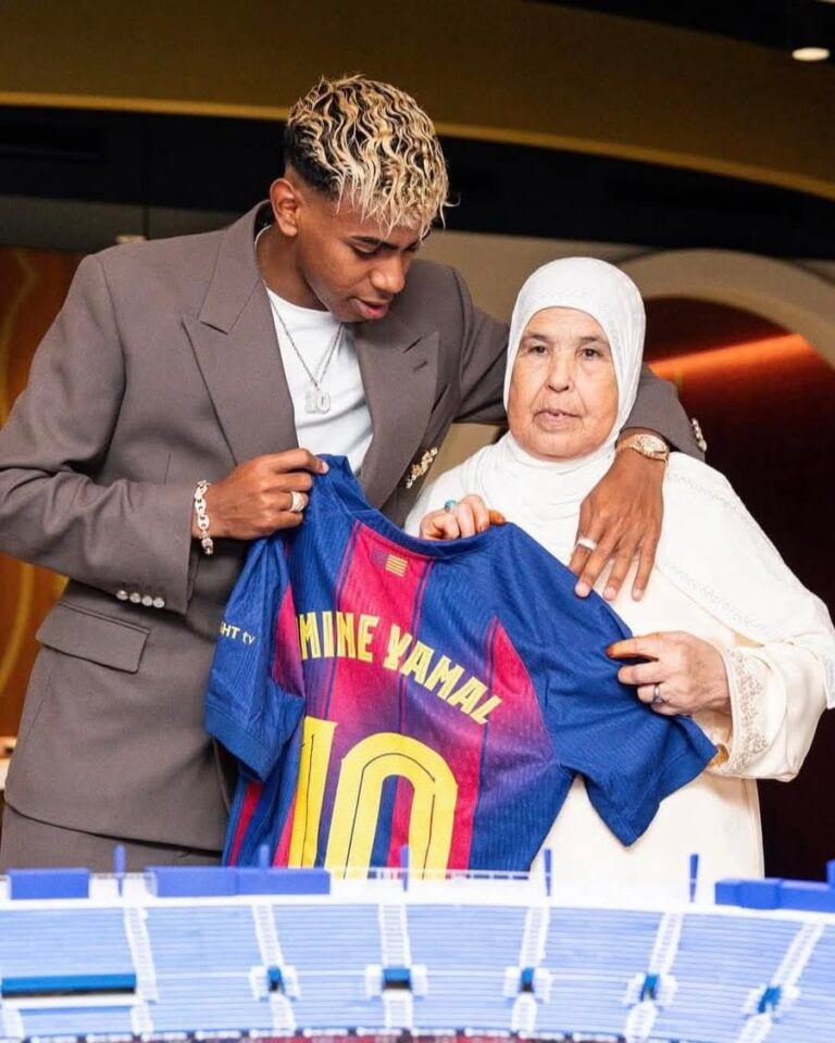 Avec sa grand-mère à ses côtés, Yamal scelle son avenir au Barça