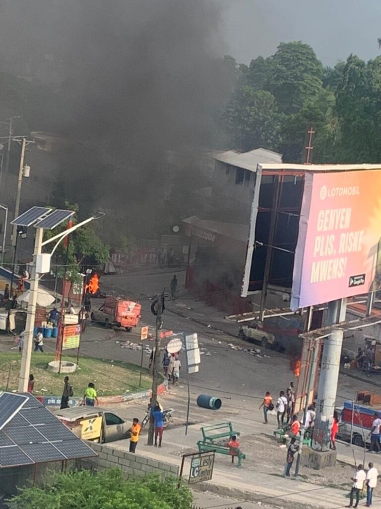 Barricades et colère dans les rues de Canapé-Vert