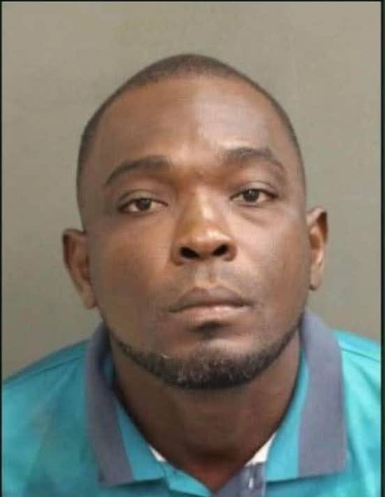 Scandale nocturne : un Haïtien menacé de déportation pour ses virées dans des clubs d’adultes