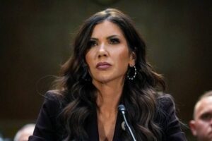 DHS EN CHAOS : Comment Kristi Noem Perd Son Poste en 24h !